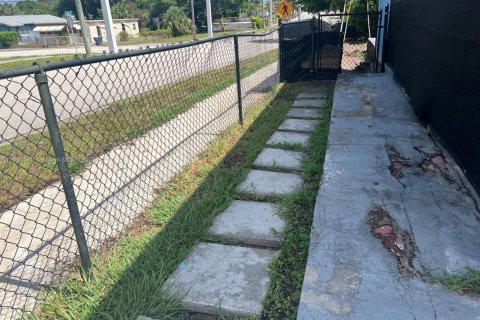 House in Riviera Beach, Florida 3 bedrooms, 89.19 sq.m. № 1968661 - photo 22