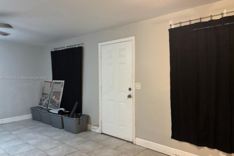 House in Riviera Beach, Florida 3 bedrooms, 89.19 sq.m. № 1968661 - photo 2