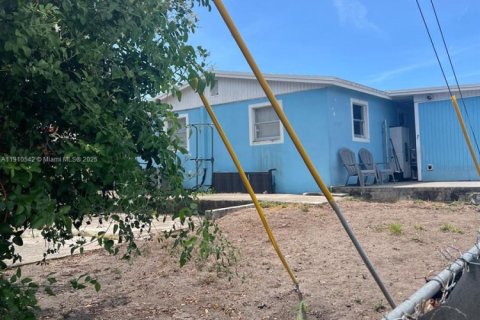 House in Riviera Beach, Florida 3 bedrooms, 89.19 sq.m. № 1968661 - photo 26