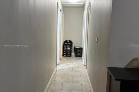 House in Riviera Beach, Florida 3 bedrooms, 89.19 sq.m. № 1968661 - photo 8