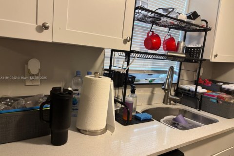 House in Riviera Beach, Florida 3 bedrooms, 89.19 sq.m. № 1968661 - photo 4