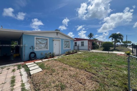 House in Riviera Beach, Florida 3 bedrooms, 89.19 sq.m. № 1968661 - photo 1