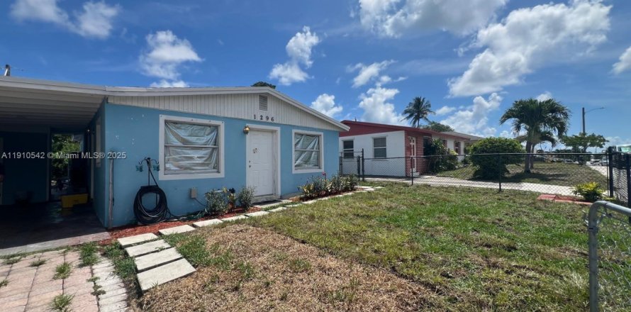 House in Riviera Beach, Florida 3 bedrooms, 89.19 sq.m. № 1968661