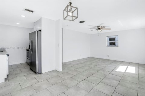 House in Riviera Beach, Florida 3 bedrooms, 89.19 sq.m. № 1968661 - photo 10