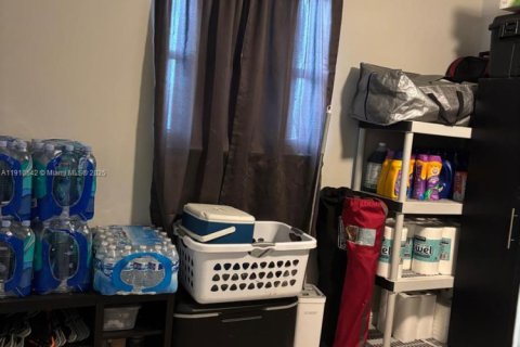 House in Riviera Beach, Florida 3 bedrooms, 89.19 sq.m. № 1968661 - photo 10