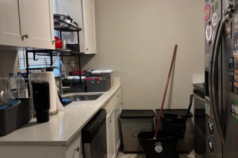 House in Riviera Beach, Florida 3 bedrooms, 89.19 sq.m. № 1968661 - photo 6