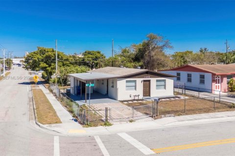 House in Riviera Beach, Florida 3 bedrooms, 89.19 sq.m. № 1968661 - photo 21