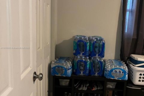 House in Riviera Beach, Florida 3 bedrooms, 89.19 sq.m. № 1968661 - photo 9