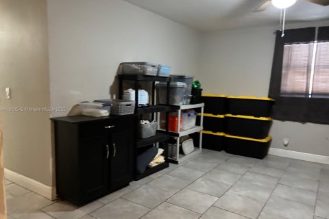 House in Riviera Beach, Florida 3 bedrooms, 89.19 sq.m. № 1968661 - photo 7