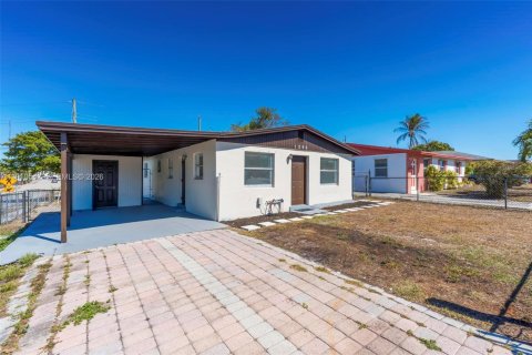 House in Riviera Beach, Florida 3 bedrooms, 89.19 sq.m. № 1968661 - photo 25