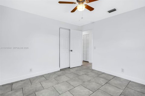 House in Riviera Beach, Florida 3 bedrooms, 89.19 sq.m. № 1968661 - photo 15