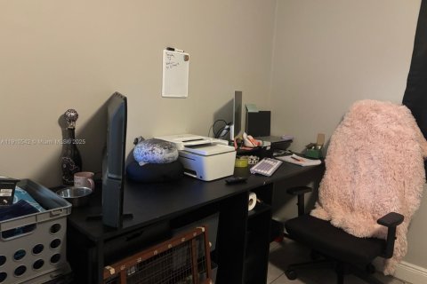 House in Riviera Beach, Florida 3 bedrooms, 89.19 sq.m. № 1968661 - photo 15