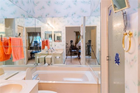 House in Miami, Florida 3 bedrooms, 172.24 sq.m. № 2035110 - photo 22