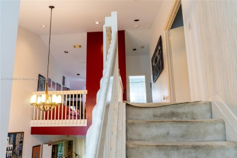 House in Miami, Florida 3 bedrooms, 172.24 sq.m. № 2035110 - photo 26