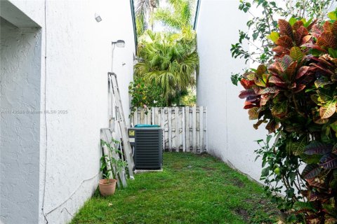 House in Miami, Florida 3 bedrooms, 172.24 sq.m. № 2035110 - photo 10
