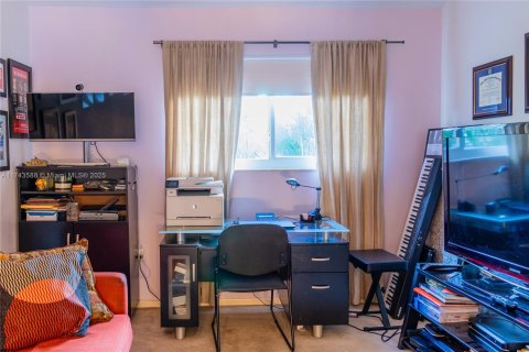 House in Miami, Florida 3 bedrooms, 172.24 sq.m. № 2035110 - photo 25