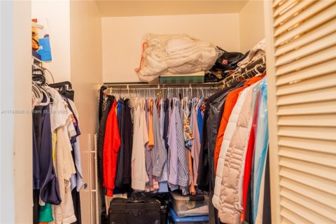 House in Miami, Florida 3 bedrooms, 172.24 sq.m. № 2035110 - photo 18