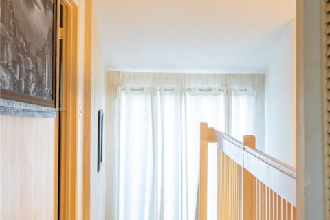 House in Miami, Florida 3 bedrooms, 172.24 sq.m. № 2035110 - photo 12