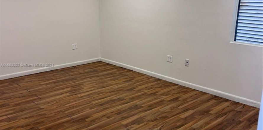 Propiedad comercial en Miami Gardens, Florida № 1162935