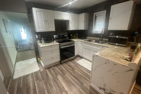 House in Florida City, Florida 3 bedrooms, 123 sq.m. № 1924145 - photo 7