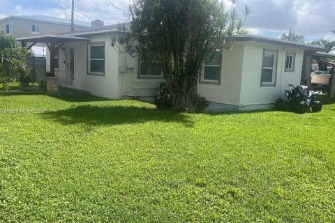 House in Florida City, Florida 3 bedrooms, 123 sq.m. № 1924145 - photo 2