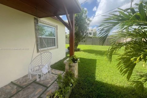 House in Florida City, Florida 3 bedrooms, 123 sq.m. № 1924145 - photo 9