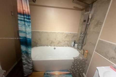 House in Florida City, Florida 3 bedrooms, 123 sq.m. № 1924145 - photo 6