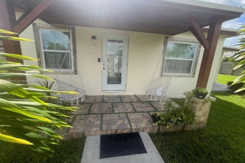 House in Florida City, Florida 3 bedrooms, 123 sq.m. № 1924145 - photo 1