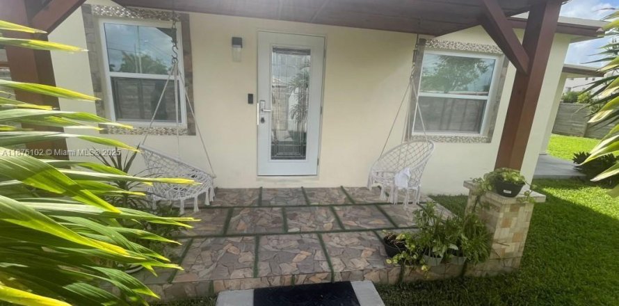 House in Florida City, Florida 3 bedrooms, 123 sq.m. № 1924145