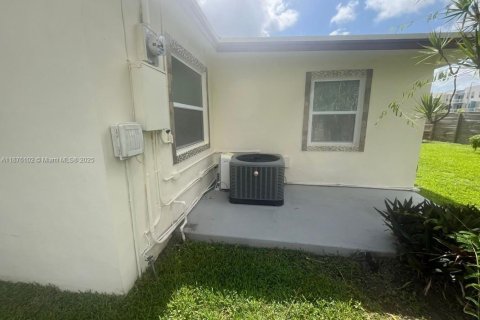 House in Florida City, Florida 3 bedrooms, 123 sq.m. № 1924145 - photo 4