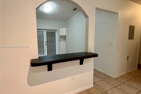 Copropriété à louer à Hialeah, Floride: 3 chambres, 95.69 m2 № 1976766 - photo 2