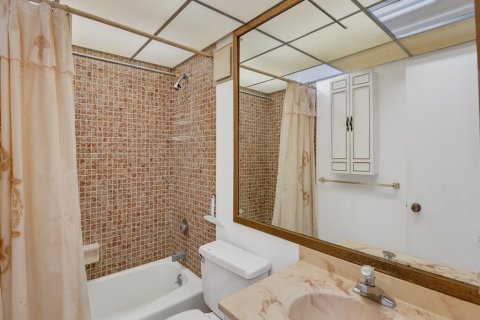 Condo in Stuart, Florida, 2 bedrooms № 2194812 - photo 15