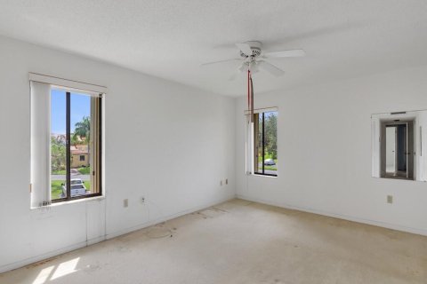 Condo in Stuart, Florida, 2 bedrooms № 2194812 - photo 16