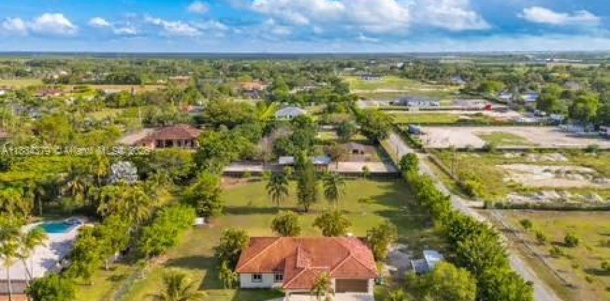 House in Homestead, Florida 4 bedrooms № 1814062
