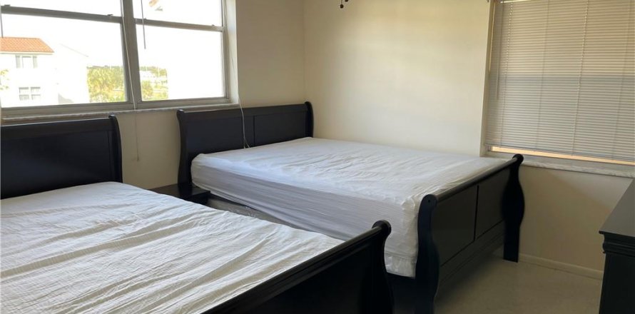 Condo in Lauderdale Lakes, Florida, 2 bedrooms № 1072616