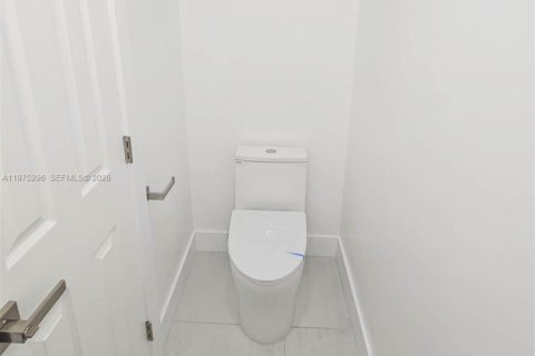 Condominio en alquiler en Hialeah, Florida, 2 dormitorios, 131.64 m2 № 2041375 - foto 9