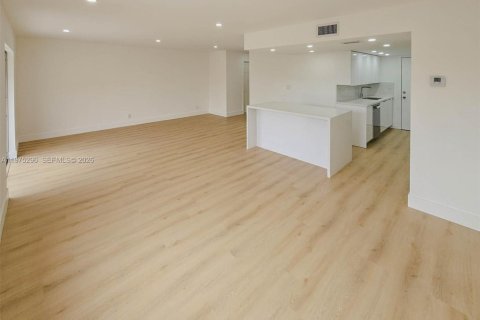 Condominio en alquiler en Hialeah, Florida, 2 dormitorios, 131.64 m2 № 2041375 - foto 2