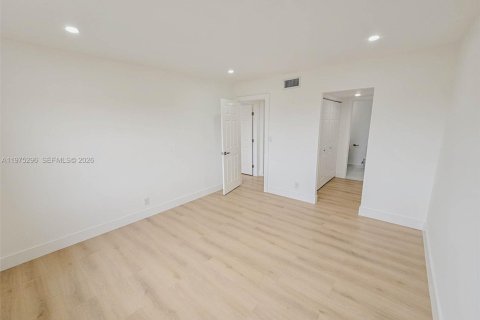 Condominio en alquiler en Hialeah, Florida, 2 dormitorios, 131.64 m2 № 2041375 - foto 17