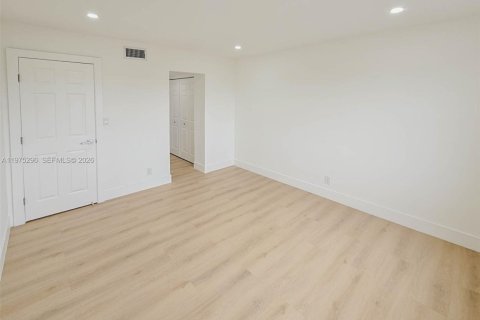 Condominio en alquiler en Hialeah, Florida, 2 dormitorios, 131.64 m2 № 2041375 - foto 16