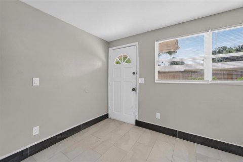 House in Tampa, Florida 3 bedrooms, 120.4 sq.m. № 2207187 - photo 6