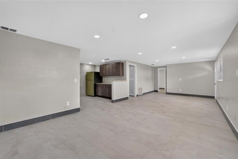 House in Tampa, Florida 3 bedrooms, 120.4 sq.m. № 2207187 - photo 12