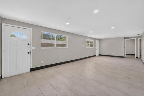 House in Tampa, Florida 3 bedrooms, 120.4 sq.m. № 2207187 - photo 8