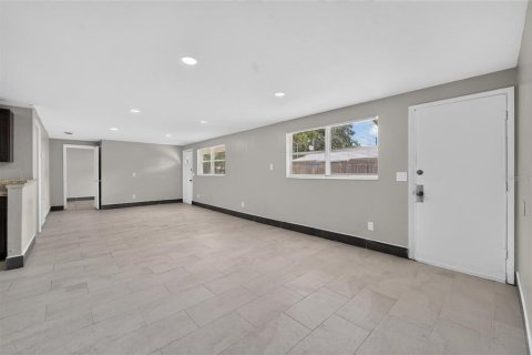 House in Tampa, Florida 3 bedrooms, 120.4 sq.m. № 2207187 - photo 11