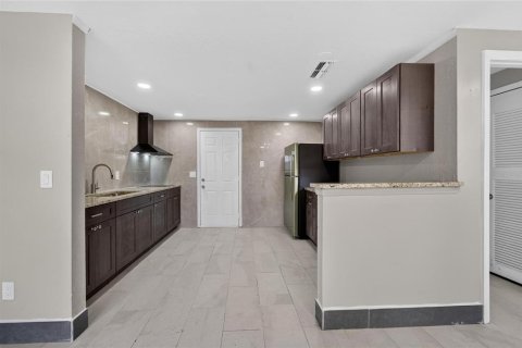 House in Tampa, Florida 3 bedrooms, 120.4 sq.m. № 2207187 - photo 13