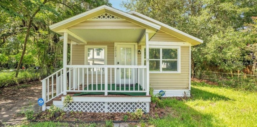 House in Orlando, Florida 3 bedrooms, 92.9 sq.m. № 2210041