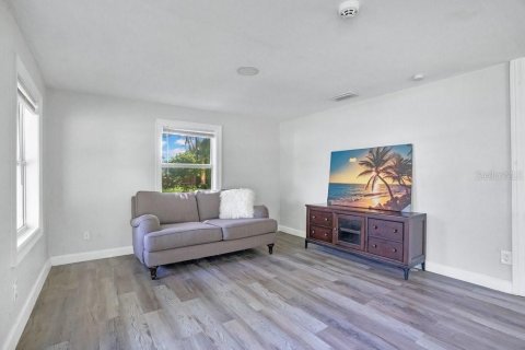 House in Orlando, Florida 3 bedrooms, 92.9 sq.m. № 2210041 - photo 17