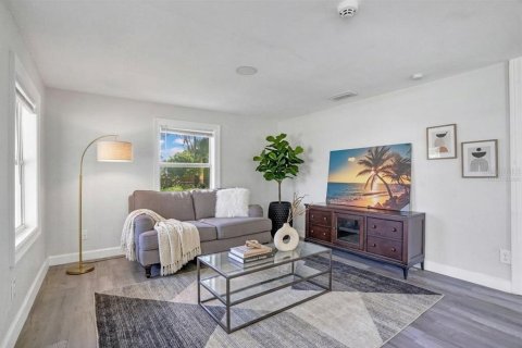 House in Orlando, Florida 3 bedrooms, 92.9 sq.m. № 2210041 - photo 2
