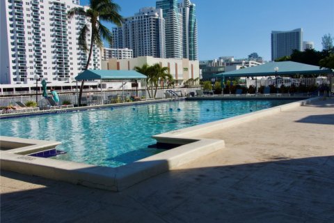 Condo in Hallandale Beach, Florida, 1 bedroom  № 1973624 - photo 18