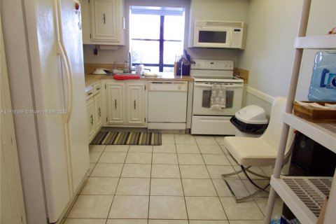 Condo in Hallandale Beach, Florida, 1 bedroom  № 1973624 - photo 8