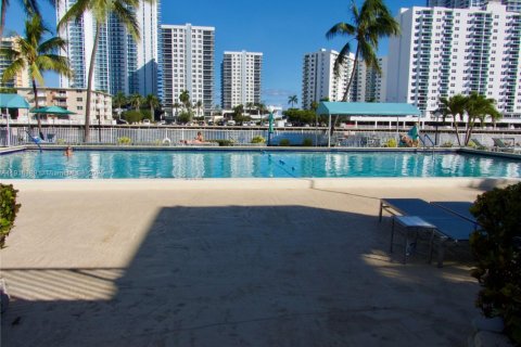 Condo in Hallandale Beach, Florida, 1 bedroom  № 1973624 - photo 19